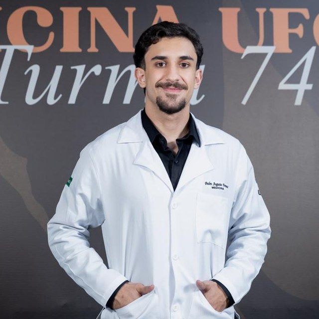 Pedro Fonseca, de jaleco, na foto da turma de Medicina da UFG